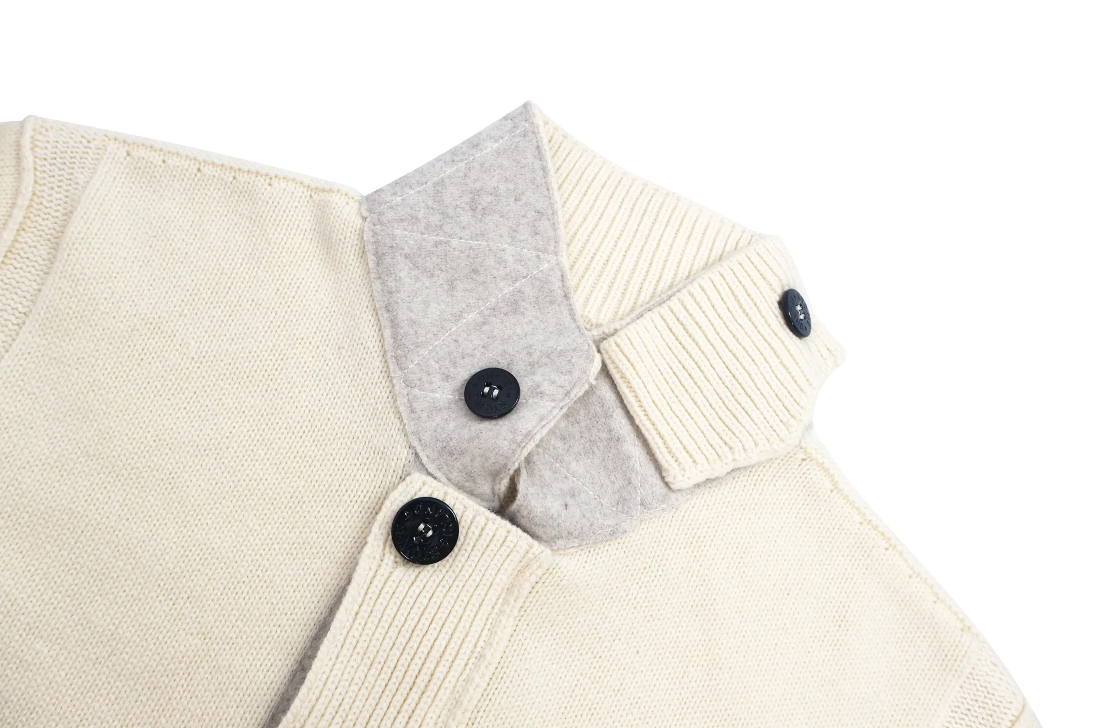 P680 Exclusive supply] Stone Island cardigan sweater (apricot color) The original version was purchased and developed by 3621. The fabric is woven with 100% sheep wool yarn. The overall comfort is more skin-friendly than the original version. The YB upper body is particularly tight. Based on the quality of the original wool yarn, we adjusted the overall feel and skin-friendly feel. They are both more comfortable and breathable than the ZP upper body. There is no difference between the stripes and the original version. And it can be achieved with full grade. Supports random detection of wool content. Guarantee that every item the customer gets is a high-quality one. Custom-made 100-yuan woolen access control hemming. After the factory hemming of the clothes and sweaters is completed, they still need to be sent to the woven factory for secondary processing. It is very laborious. Custom-made hardware buttons, Stone Island armbands, and zippers took 3 months to complete. The details are full. The overall wiring is straight and delicate, the fabric is comfortable and soft, and the color is consistent without color difference. It can be matched with the same style to create a fashionable look and control various occasions. Customized accessories, complete with three standards, the same style for men and women. Size:S-M-L